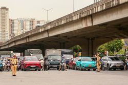 Dừng đúng vạch, chờ đúng đèn - góp phần xây dựng giao thông Thủ đô văn minh