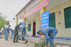 Sư đoàn 377 chung tay sửa nhà công vụ giáo viên trường dân tộc nội trú
