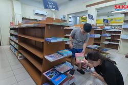 Phụ huynh 'bở hơi tai' tìm mua sách giáo khoa trước thềm năm học mới