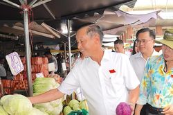 Gần 300 tiểu thương hoạt động không phép ngoài chợ đầu mối Hóc Môn