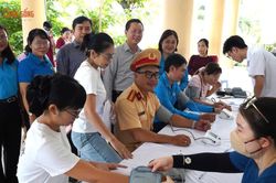 [GALLERY] Trạm CSGT Đa Phước tặng quà và tuyên truyền ATGT cho NLĐ
