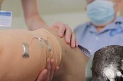 Ngâm chân nước nóng, người đàn ông đái tháo đường suýt mất mạng