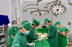 Phẫu thuật cứu sống trẻ sơ sinh bị hở thành bụng, quai ruột lộ ra ngoài