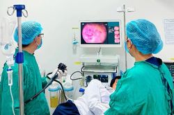 Đau bụng, đi ngoài ra máu, người đàn ông phát hiện đa polyp đại tràng