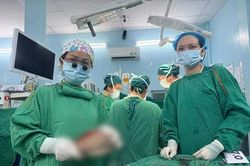 Bóc tách khối u quái nặng 1,3 kg cho bé gái 5 ngày tuổi
