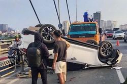Vụ tai nạn liên hoàn trên cầu Nhật Tân 4 xe hư hỏng, một người bị thương nhẹ
