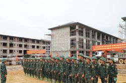 Bộ đội góp sức đẩy nhanh tiến độ xây dựng trường nội trú liên cấp ở Nghệ An