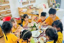 Khi mỗi khay cơm của trẻ được giám sát bằng sự minh bạch