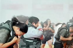 Giới trẻ Trung Quốc chi tiền trải nghiệm thảm họa mô phỏng, rèn luyện kỹ năng sinh tồn