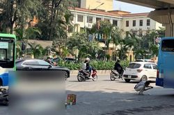 Va chạm giữa xe máy và xe buýt ở Hà Nội, một cháu bé tử vong