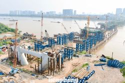 Đại công trường cầu Trần Hưng Đạo tăng tốc trước mùa mưa lũ
