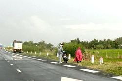 Bất chấp nguy hiểm, xe máy 'xé rào' vào cao tốc Lộ Tẻ - Rạch Sỏi