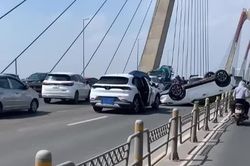 Ô tô lật ngửa sau va chạm liên hoàn trên cầu Nhật Tân