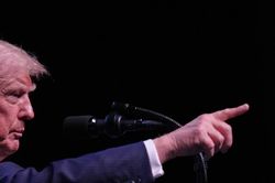 Tổng thống Mỹ Trump tuyên bố chặn chương trình hạt nhân của Iran, dọa tấn công Oman