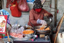 Quán bún suông gần 100 tuổi nổi tiếng ở TPHCM, bà chủ vẫn dùng đôi quang gánh cũ