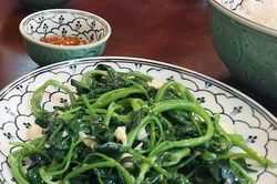 Món rau xào tỏi rẻ tiền nhiều dưỡng chất, 4 nhóm người không nên ăn