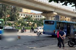 Xe máy va chạm với xe buýt ở Hà Nội, một cháu bé tử vong tại chỗ