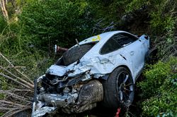 Porsche GT3 RS vỡ nát sau khi lao xuống vách đá, tài xế sống sót kỳ diệu