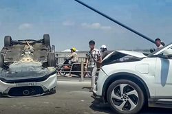 Hà Nội: Tai nạn liên hoàn trên cầu Nhật Tân, 1 ô tô lật ngửa