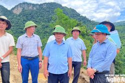 Phó Chủ tịch UBND tỉnh Nguyễn Văn Đệ kiểm tra thực tế các dự án tái định cư tại xã Mỹ Lý và Bắc Lý