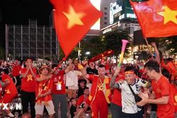 Người hâm mộ vỡ òa mừng tuyển Việt Nam thắng Malaysia ở ASEAN Cup 2026