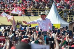 Bầu cử Tổng thống Brazil: Hai ứng viên khởi động tranh cử, nhắm tới cử tri nữ
