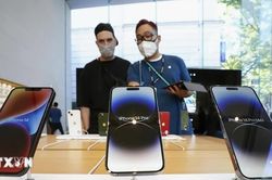Người Nhật đổ xô mua điện thoại cũ khi giá thiết bị mới tăng cao