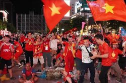 Người hâm mộ TP Hồ Chí Minh vỡ òa mừng chiến thắng của đội tuyển Việt Nam