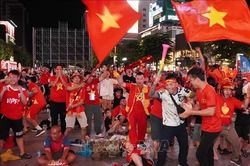 Người hâm mộ TP Hồ Chí Minh vỡ òa mừng chiến thắng của đội tuyển Việt Nam