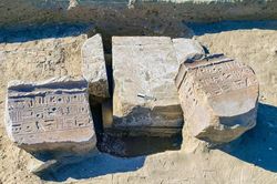 Ai Cập phát hiện dấu tích đền thờ thần Horus và hiện vật thời vua Ramesses II