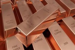 Giá đồng áp sát mức kỷ lục trên sàn LME
