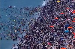 Bãi biển đông nhất thế giới có lúc đón tới 200.000 người cùng thời điểm