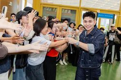 Ca sĩ Jun Phạm và fan làm điều đặc biệt khiến nhiều người xúc động