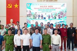 Đời sống và Pháp luật chung tay 'tiếp sức' cho hàng chục hộ khó khăn ở Quảng Ngãi