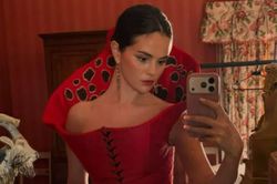 Selena Gomez nổi bật với váy corset đỏ tạo hiệu ứng đánh lừa thị giác