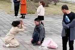 Cô gái quỳ gối giữa đường, liên tục cúi đầu cầu xin một người đàn ông vì một lý do