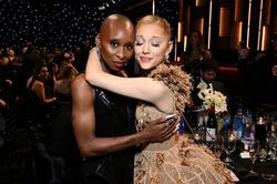 Ariana Grande gây sốt khi mời Cynthia Erivo lên sân khấu tái hiện Wicked