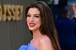 Anne Hathaway được vinh danh là Huyền thoại Disney