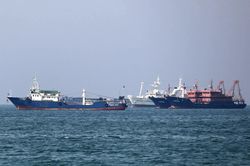 Eo biển Hormuz gần như tê liệt, nhưng dòng dầu vẫn âm thầm được duy trì