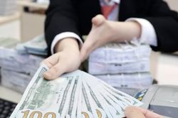 Giá USD ngân hàng tăng mạnh nhưng vẫn dưới đỉnh cuối tháng 7