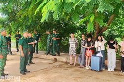 Campuchia trao trả 15 công dân Việt Nam qua cửa khẩu Hà Tiên