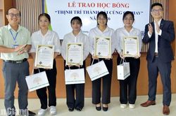 Trao 4 suất học bổng cho sinh viên Đại học Kiên Giang