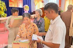 Trao 100 phần quà cho hộ khó khăn ở xã Định Mỹ