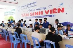 Trường Đại học Đồng Tháp rộn ràng đón tân sinh viên làm thủ tục nhập học
