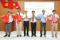 Các xã, phường công bố các Quyết định về sáp nhập cơ sở giáo dục và công tác cán bộ