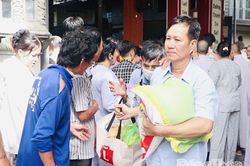 'Phiên chợ 0 đồng' chùa Hưng Thiền, trao tặng 1.000 phần quà cho người có hoàn cảnh khó khăn