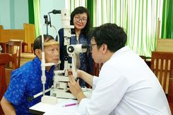 Khám sàng lọc miễn phí các bệnh về mắt cho người cao tuổi và người dân khó khăn
