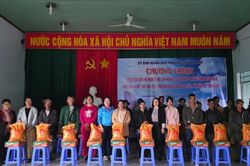Trao 121 suất quà cho gia đình khó khăn và học sinh làng Chư Đang Ya