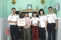 Lữ đoàn 101 tặng quà con ngư dân trước thềm năm học mới