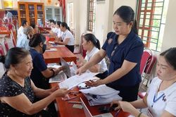 Xã Yên Bình hỗ trợ thủ tục hành chính lưu động cho người dân thôn Hương Giang và Làng Đát